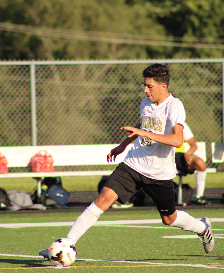 Sophomore Martin Figueroa goes for a
kick during a match against Washington.
Photo courtesy of Ester SenLing.